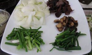 Trời lạnh giá cả nhà cùng quây quần với cách làm món lẩu gà lá giang ngọt thơm !