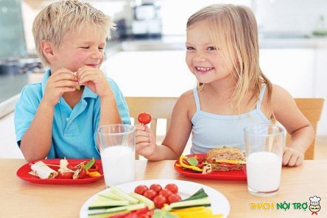 Chế độ ăn uống cho trẻ em vào mùa hè